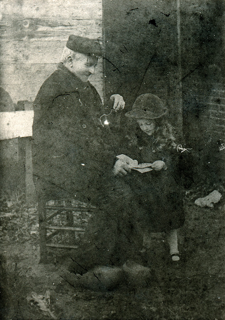Harmen Vos in 1913. Het meisje is - volgens de aantekening in het plakboek - Fientje Matson (archief Gerard Koekkoek).