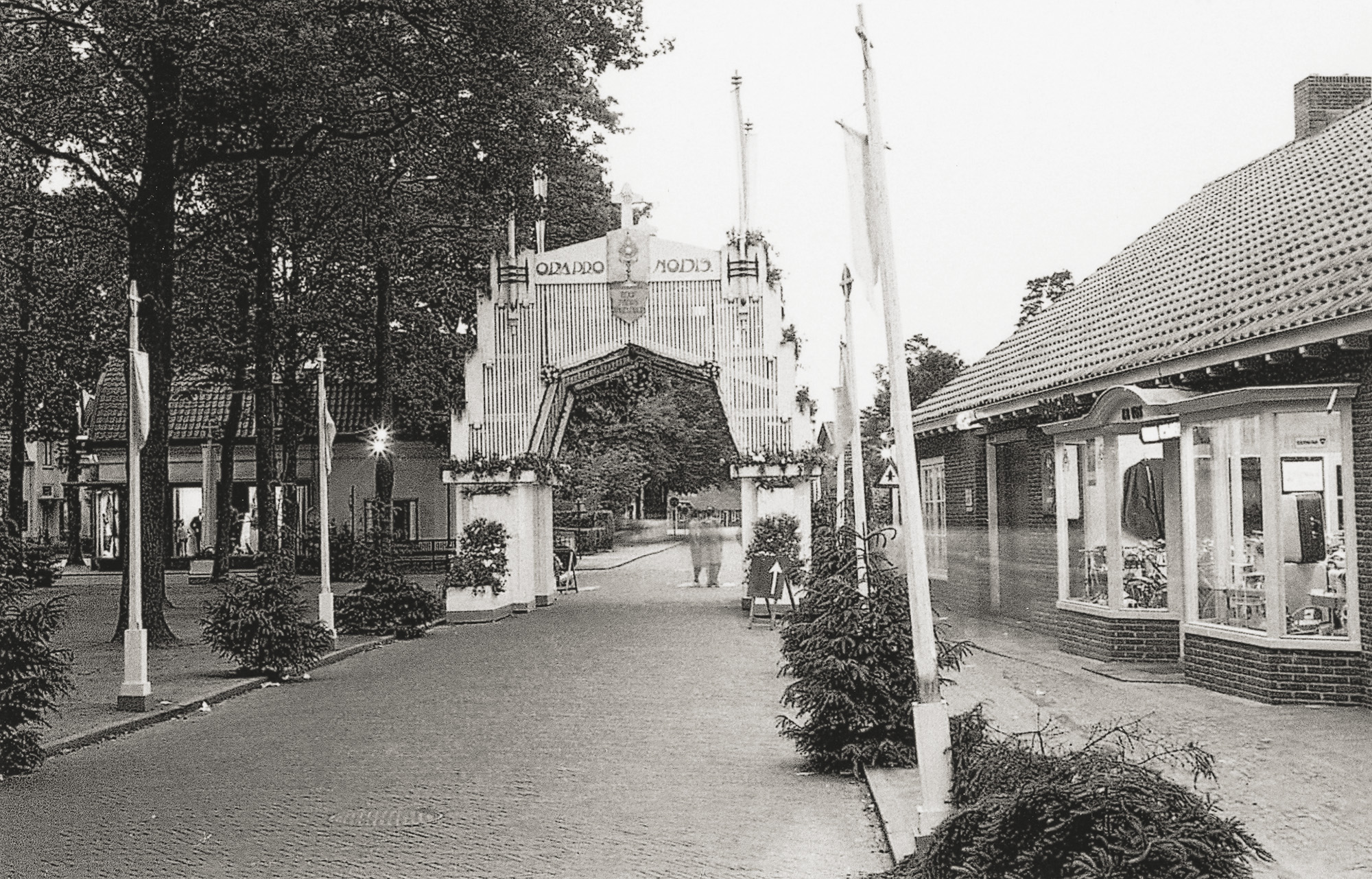 Tweede boog van het Oosterend-comité op de Brink, De Rijt en de Zevenenderdrift.